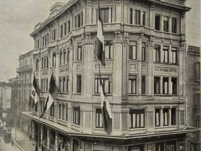 Attivit� che si spost� poi, nel 1925, in un palazzo creato ad hoc per La Rinascente. Quest�ultimo, situato sempre in via Sparano ma all�incrocio con via Piccinni, fu ideato in stile art nouveau dall�architetto Federico Rampazzini